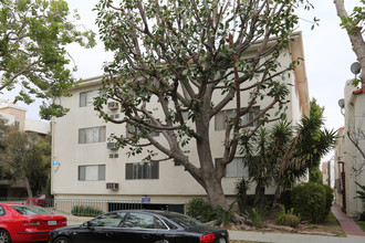 174 N Almont Dr in Beverly Hills, CA - Building Photo - Building Photo