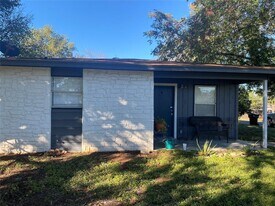 1001 W Haynie St in Llano, TX - Building Photo