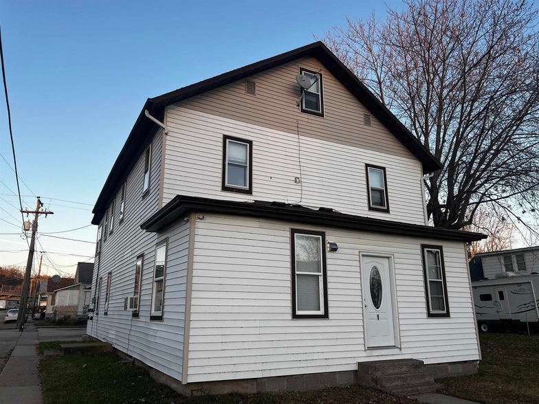 305 Desoto Ave, Unit 0617 in East Dubuque, IL - Building Photo