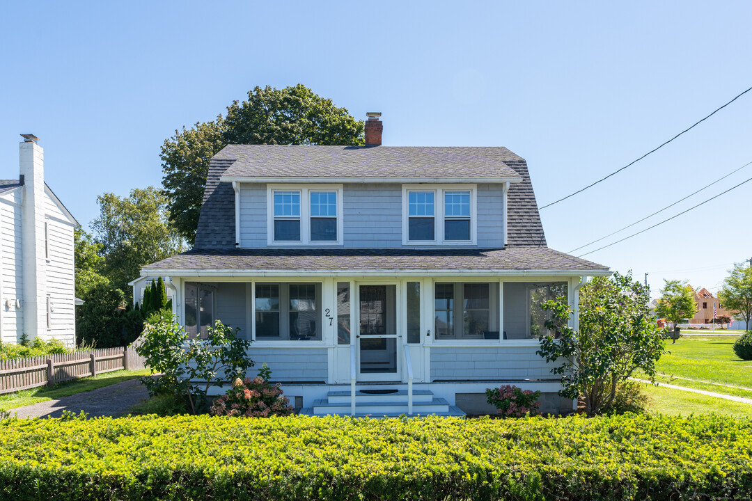 27 Ridgewood Ave in Madison, CT - Building Photo