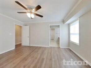 1920 Fairground Dr in Pleasant Hill, MO - Foto de edificio - Building Photo