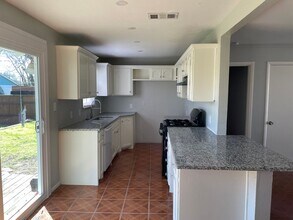 700 Harrison Ln in Hurst, TX - Foto de edificio - Building Photo