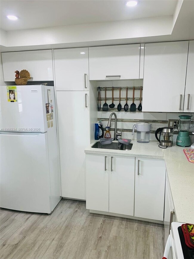 1333 Hallandale Beach Blvd in Hallandale Beach, FL - Foto de edificio - Building Photo