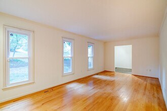 10409 Adel Rd in Oakton, VA - Building Photo - Building Photo