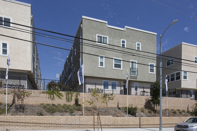 Tovara - Phase I in Sylmar, CA - Foto de edificio - Building Photo