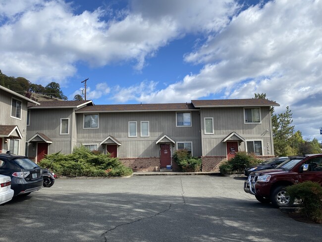 2088 NE Fairview Ave in Grants Pass, OR - Building Photo - Building Photo