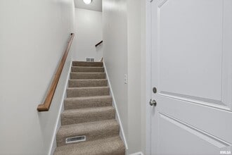 4833 Lauren Ln in Bettendorf, IA - Foto de edificio - Building Photo