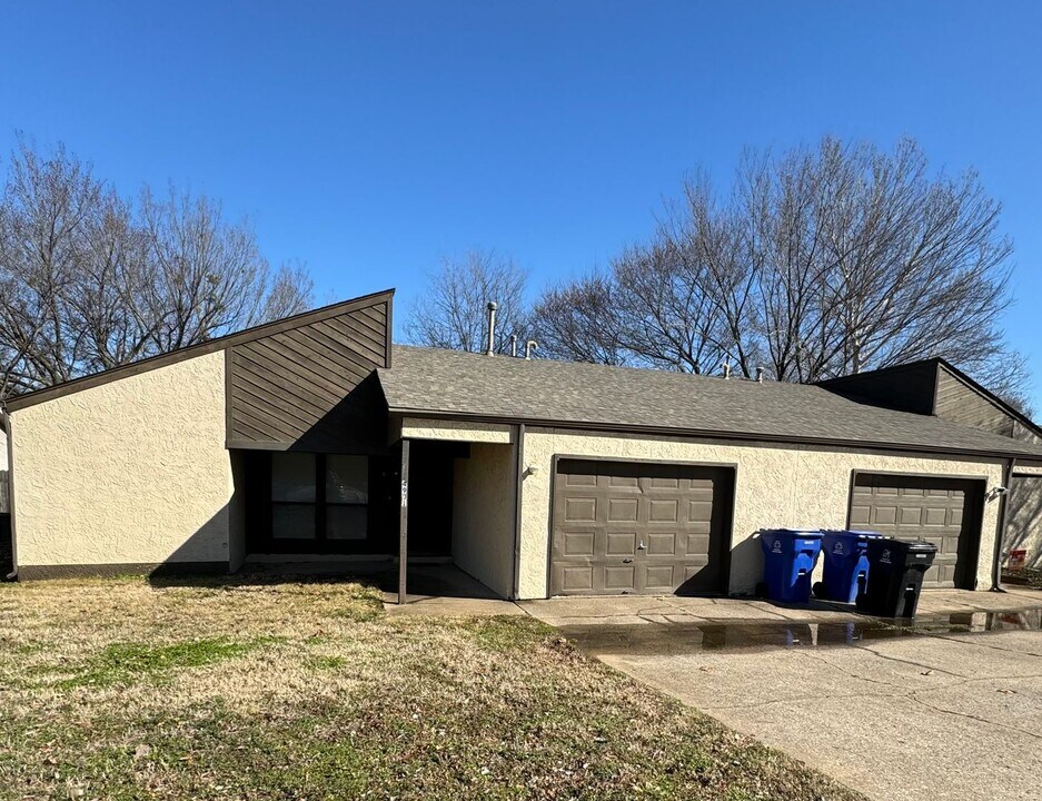 4901 S Hickory Ave in Broken Arrow, OK - Building Photo