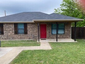 203 W Willow St in Sanger, TX - Building Photo
