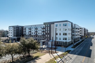 Bridge at the Blockyard in Austin, TX - Foto de edificio - Building Photo
