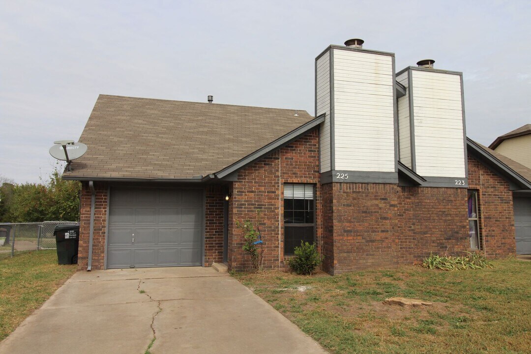 223-225 Skylark Ct in Norman, OK - Building Photo