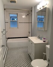 8 Otis St, Unit 2 in Somerville, MA - Foto de edificio - Building Photo