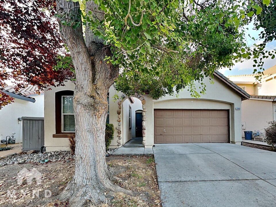 2040 Fenmore Way in Sacramento, CA - Building Photo