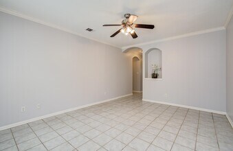5834 W Airport Blvd in Houston, TX - Foto de edificio - Building Photo