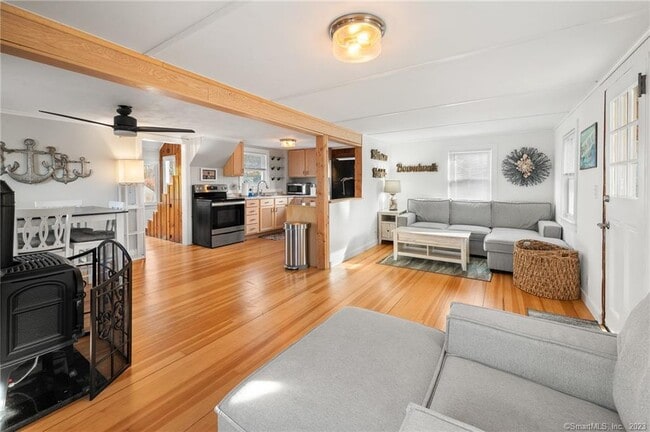 121 Shore Rd in Waterford, CT - Building Photo - Building Photo
