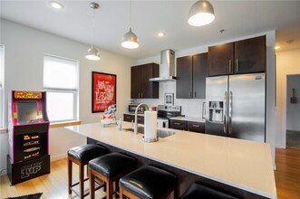 390 W 5th St in Fayetteville, AR - Foto de edificio - Building Photo