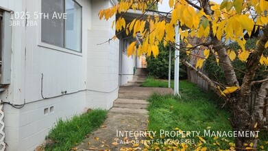 1025 5th Ave in Gold Hill, OR - Building Photo - Building Photo