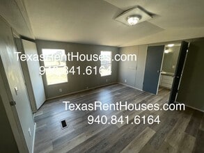 12628 McFall Rd in Iowa Park, TX - Building Photo - Building Photo