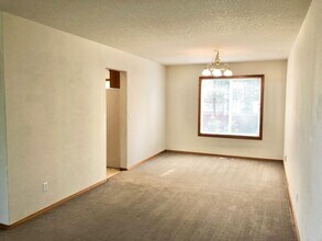 2330 N Main St in Newberg, OR - Building Photo - Building Photo