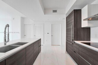 301 Altara Ave in Coral Gables, FL - Foto de edificio - Building Photo