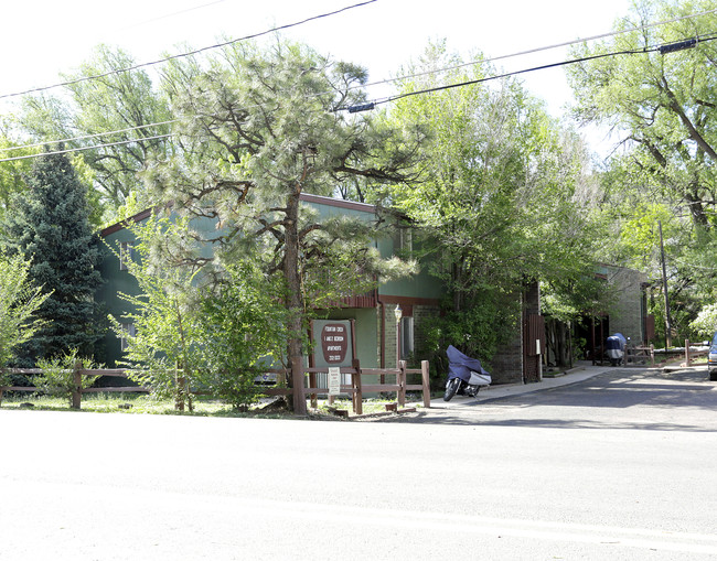 Fountain Creek Apartments in Manitou Springs, CO - Foto de edificio - Building Photo