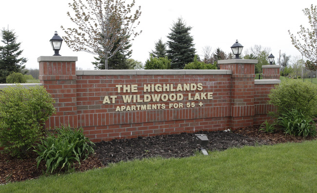 Highlands at Wildwood Lake Apartments 55+ in Menomonee Falls, WI - Foto de edificio - Building Photo