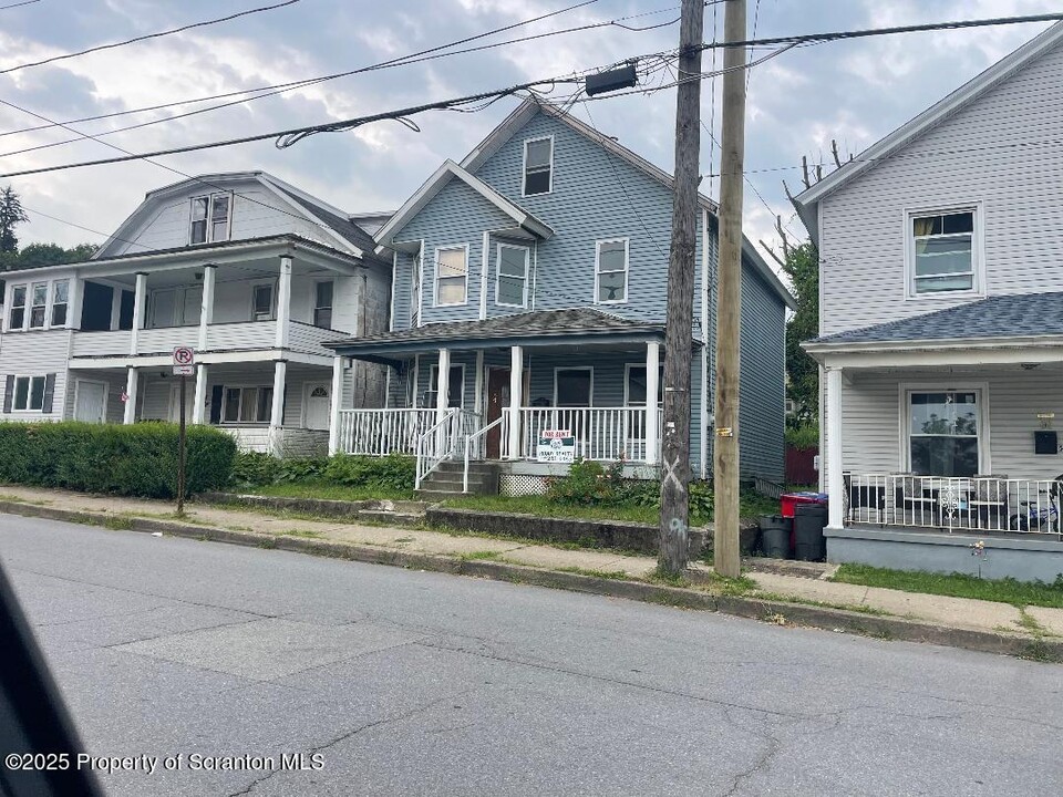 54 8th Ave in Carbondale, PA - Building Photo