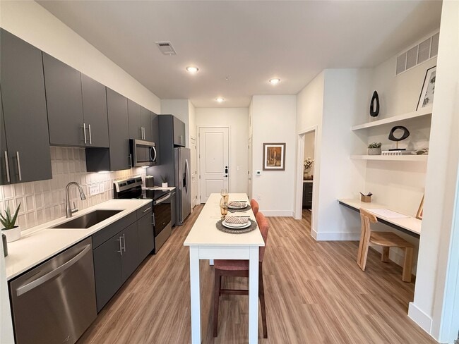 641 W Crosstimbers St