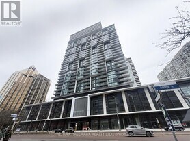 4955 Yonge St in Toronto, ON - Building Photo