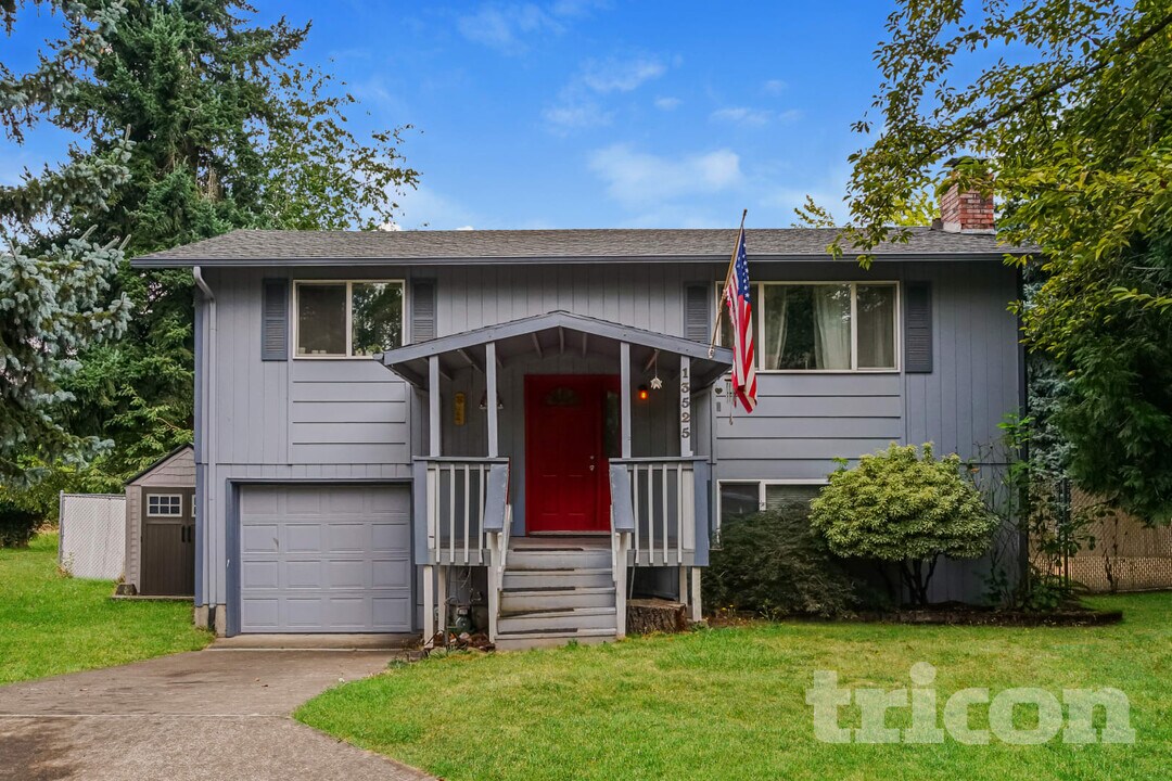 13525 SE 120th Way in Clackamas, OR - Foto de edificio