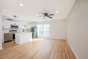 Wesley Apartments in Dallas, TX - Building Photo