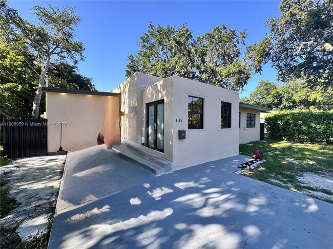 6159 SW 22nd St in Miami, FL - Foto de edificio - Building Photo
