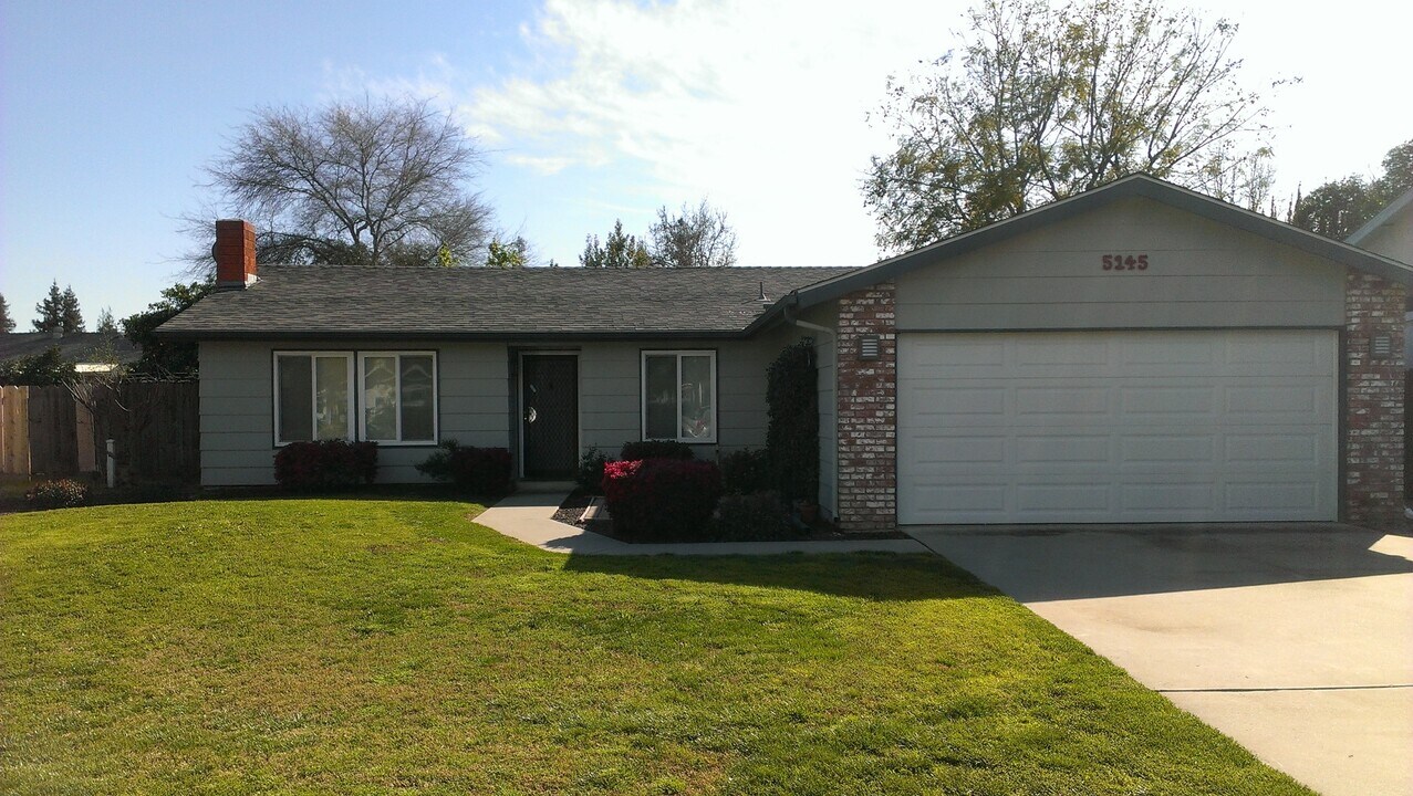 5145 W Feemster Ct in Visalia, CA - Foto de edificio