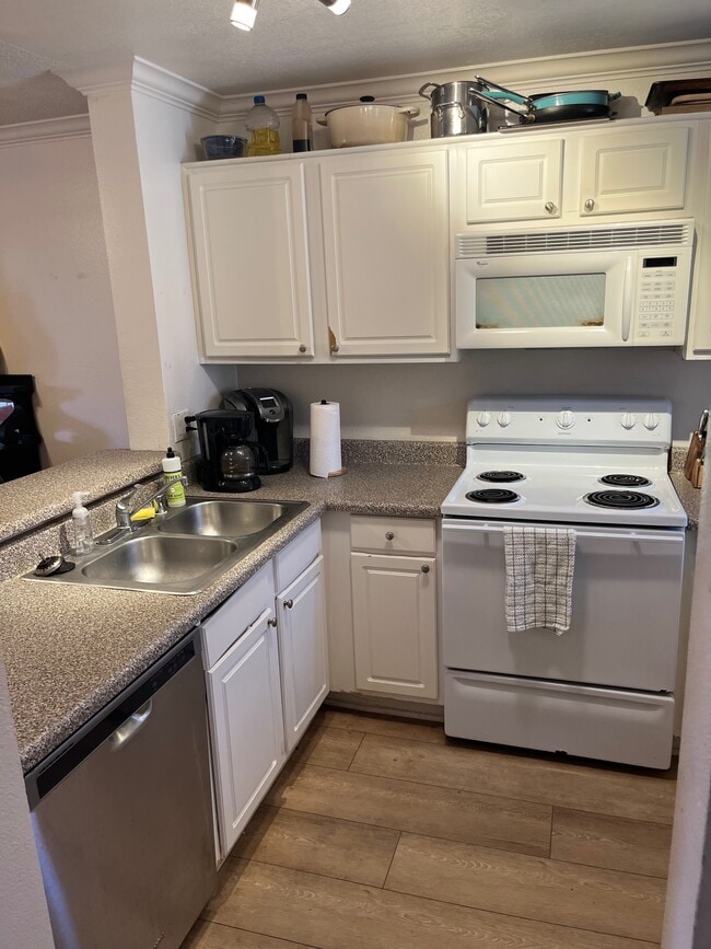 7405 Charmant Dr, Unit 2230 in San Diego, CA - Building Photo - Building Photo