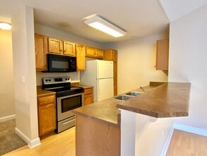 65 Foxden Dr in Fletcher, NC - Foto de edificio - Building Photo
