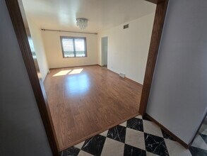 8145 S White Oak Dr in Oak Creek, WI - Foto de edificio - Building Photo