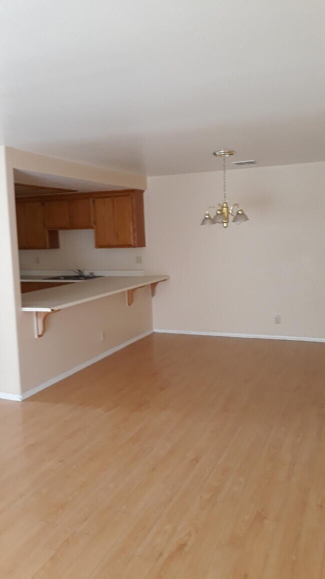 212 E Lancaster Blvd Apartments and Nearby Lancaster Apartments For