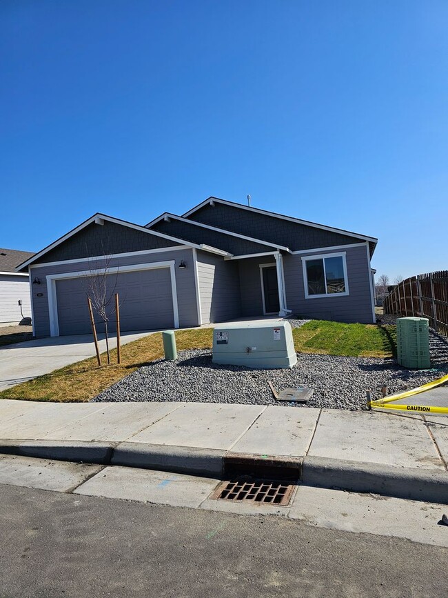 2102 NE 6th St in Hermiston, OR - Building Photo - Building Photo