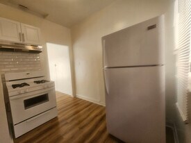 806 N Poinsettia Pl in Los Angeles, CA - Building Photo