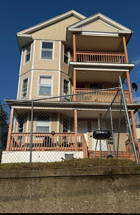 83 Southview St in Waterbury, CT - Building Photo