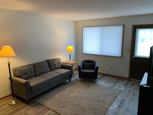 2537 Brookdale Ln in Brooklyn Park, MN - Foto de edificio - Building Photo