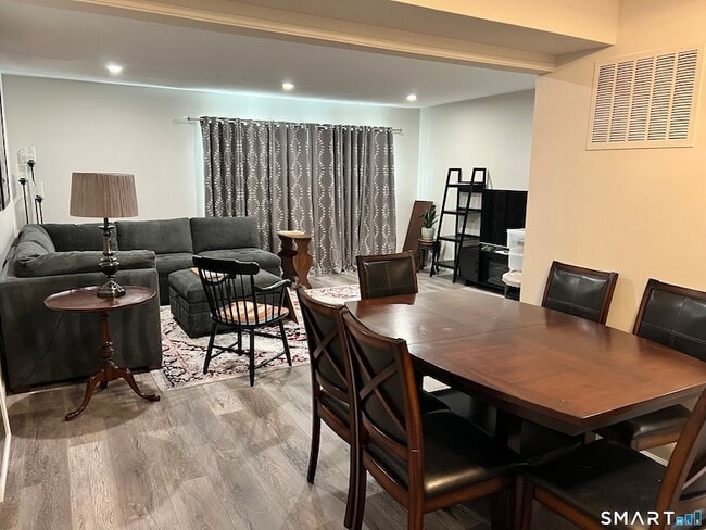 47 Olcott Way in Ridgefield, CT - Foto de edificio - Building Photo