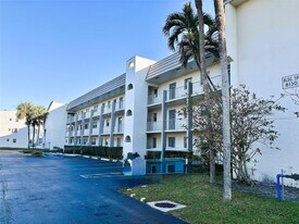 8130 Sunrise Lakes Blvd in Sunrise, FL - Building Photo