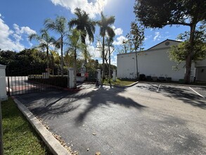 9723 NW 49th Terrace in Doral, FL - Building Photo - Building Photo