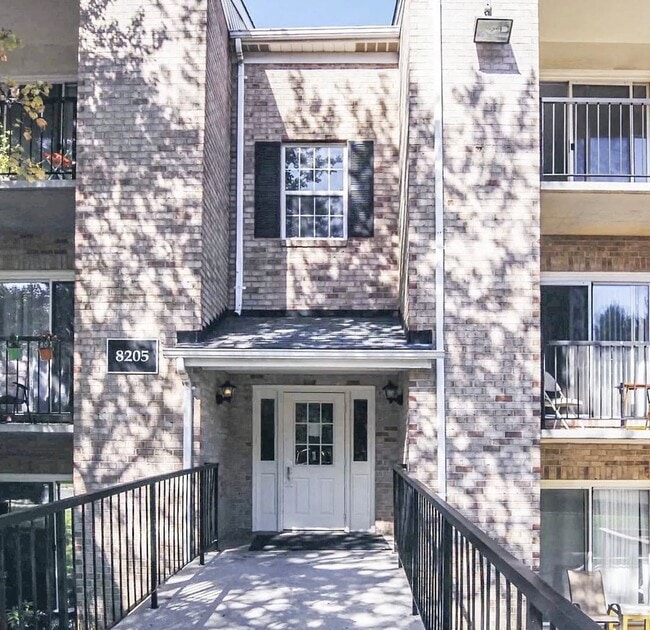 8205 Whispering Oaks Way in Gaithersburg, MD - Building Photo - Building Photo