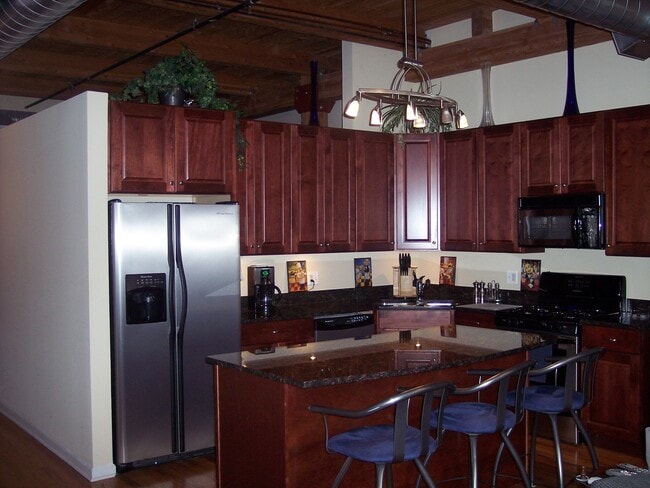 2806 N Oakley Ave, Unit 401 in Chicago, IL - Building Photo - Building Photo