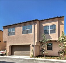 123 Quiet Grove in Irvine, CA - Foto de edificio - Building Photo