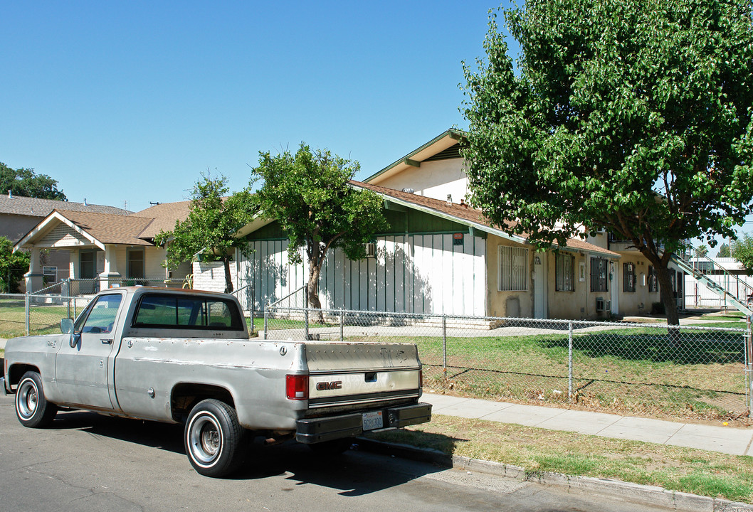 353 N Effie St in Fresno, CA - Building Photo