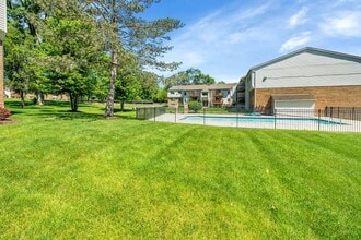 30028 W 12 Mile Rd in Farmington Hills, MI - Building Photo - Building Photo