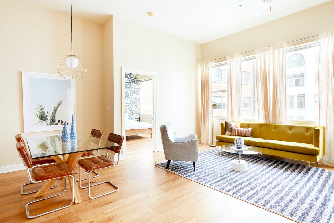 925 Common St in New Orleans, LA - Building Photo